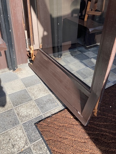 佐賀市でドア破損のトラブル発生