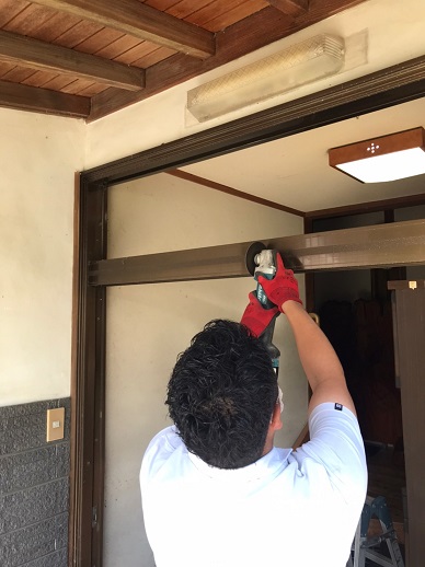 玄関引き戸ランマ部分をグラインダーで切断し取り外します。